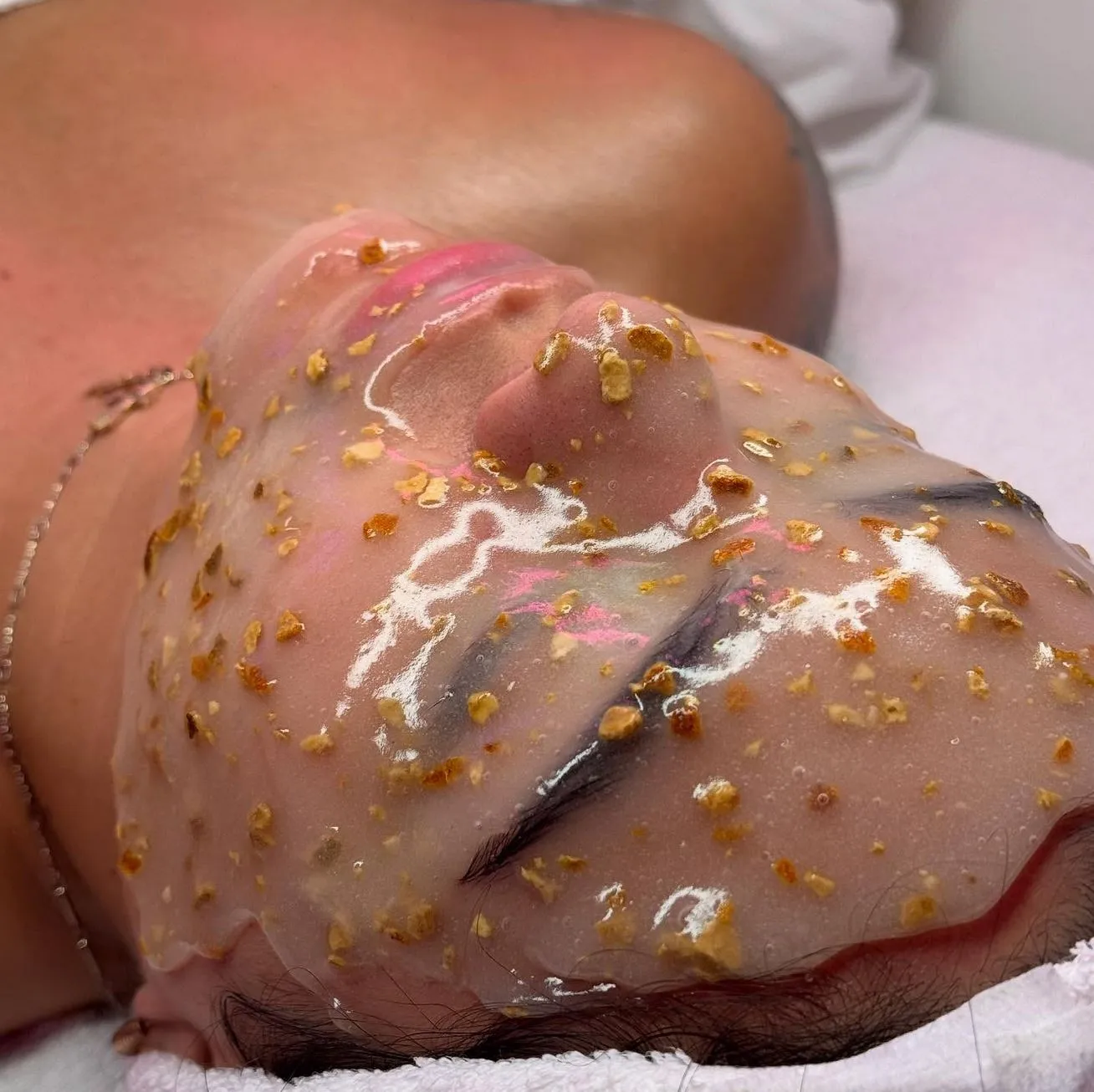 What does hydrojelly facial mask do